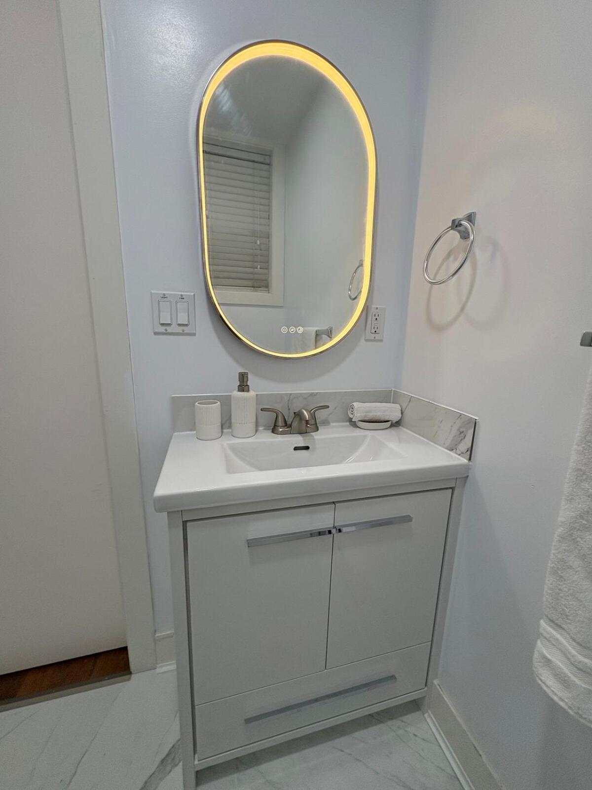 Guest With Private Bath In Langford Homestay