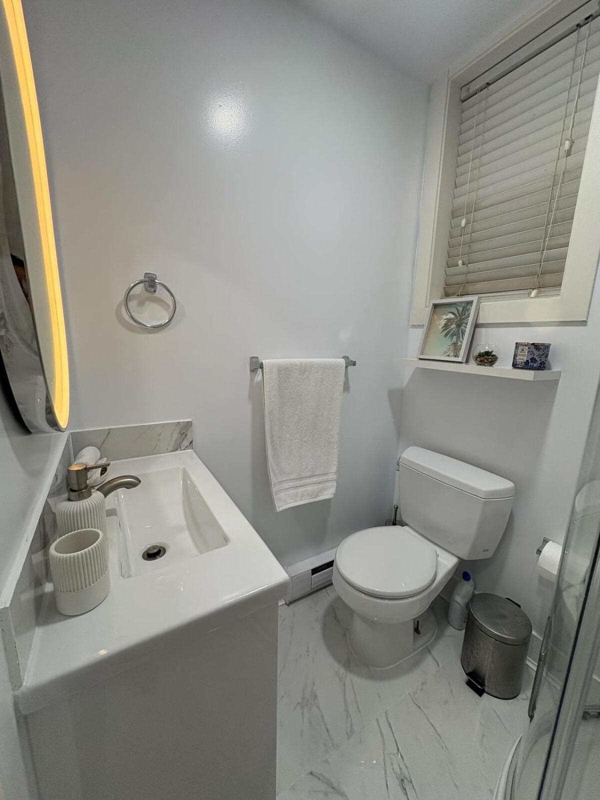 Homestay Guest With Private Bath In Langford *